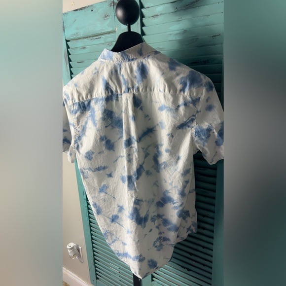 MEN’S LARGE OLD NAVY BLUE AND WHITE TIE DYE BUTTON UP SHIRT!! - Picture 2 of 2